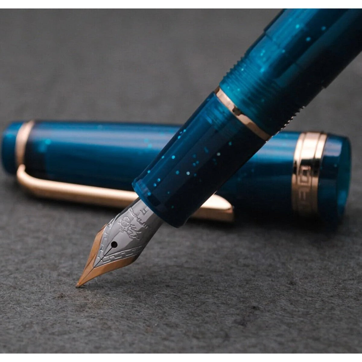 Caneta Tinteiro Jinhao 82 T Fluorescent Deep Sea Blue - Ponta F Jinhao